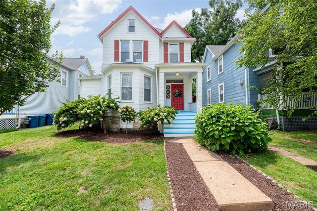 7438 Maple Avenue, Maplewood, MO 63143