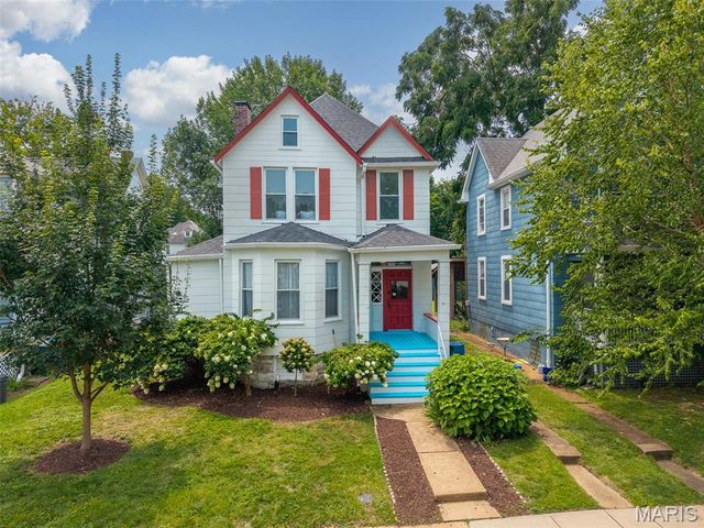 7438 Maple Avenue, Maplewood, MO 63143