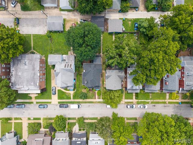 7438 Maple Avenue, Maplewood, MO 63143