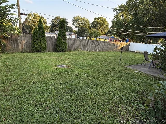1018 Castlewood Drive, New Albany, IN 47150
