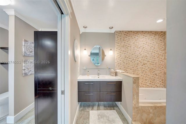 560 W Tropical Way, Plantation, FL 33317