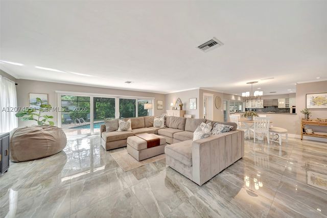 560 W Tropical Way, Plantation, FL 33317