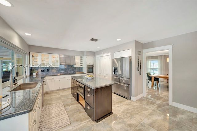 560 W Tropical Way, Plantation, FL 33317