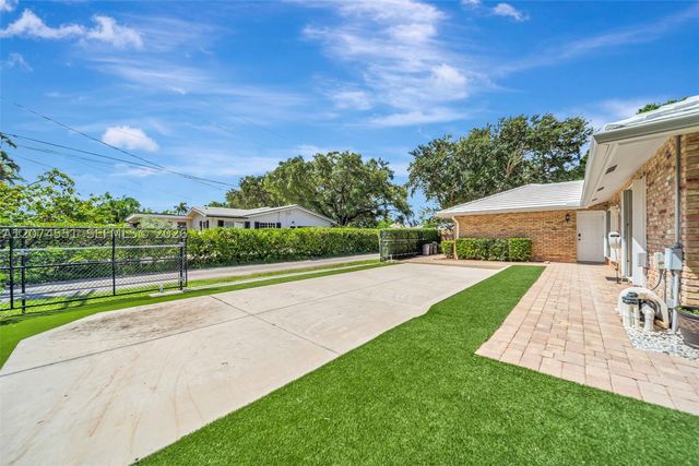 560 W Tropical Way, Plantation, FL 33317