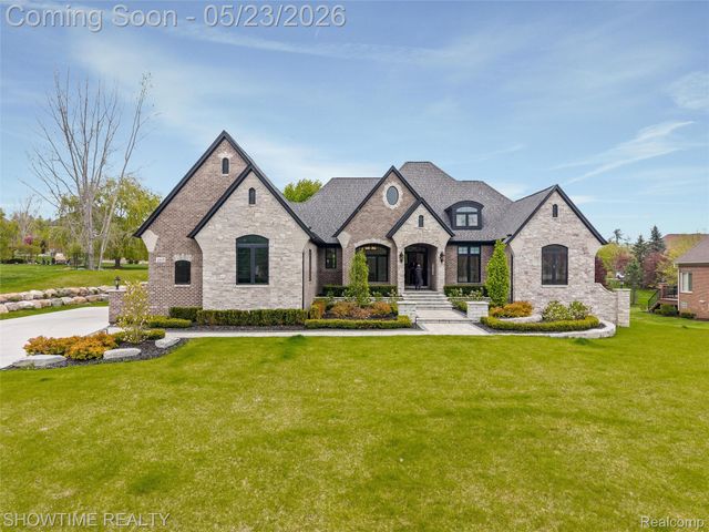 4805 Woodland Hills Drive, Oakland Charter Township, MI 48306