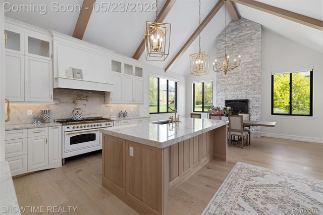 4805 Woodland Hills Drive, Oakland Charter Township, MI 48306