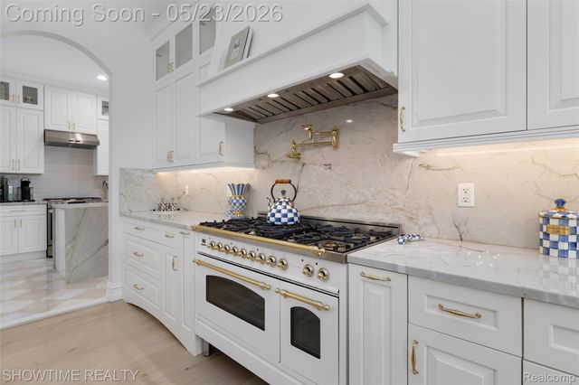 4805 Woodland Hills Drive, Oakland Charter Township, MI 48306
