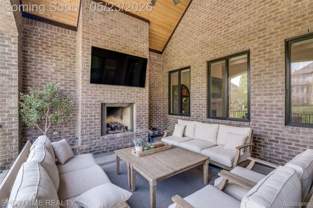 4805 Woodland Hills Drive, Oakland Charter Township, MI 48306