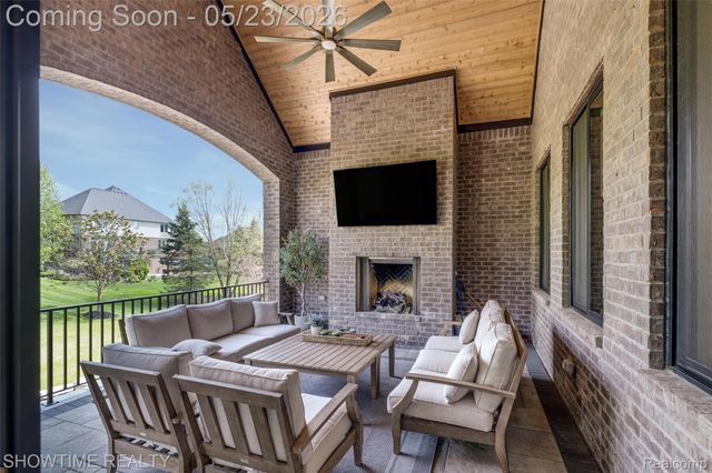 4805 Woodland Hills Drive, Oakland Charter Township, MI 48306