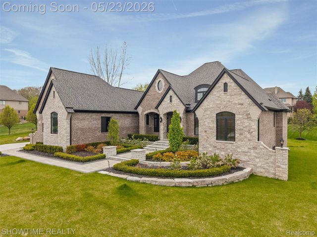 4805 Woodland Hills Drive, Oakland Charter Township, MI 48306