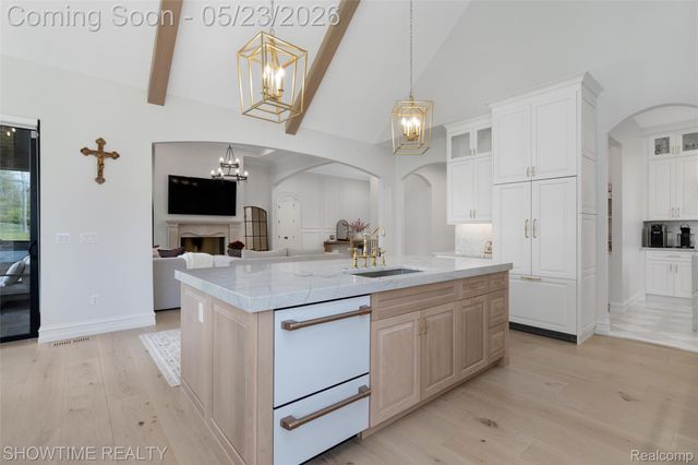 4805 Woodland Hills Drive, Oakland Charter Township, MI 48306