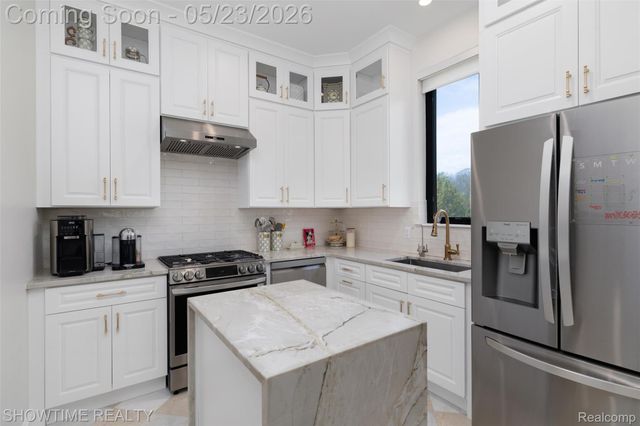 4805 Woodland Hills Drive, Oakland Charter Township, MI 48306