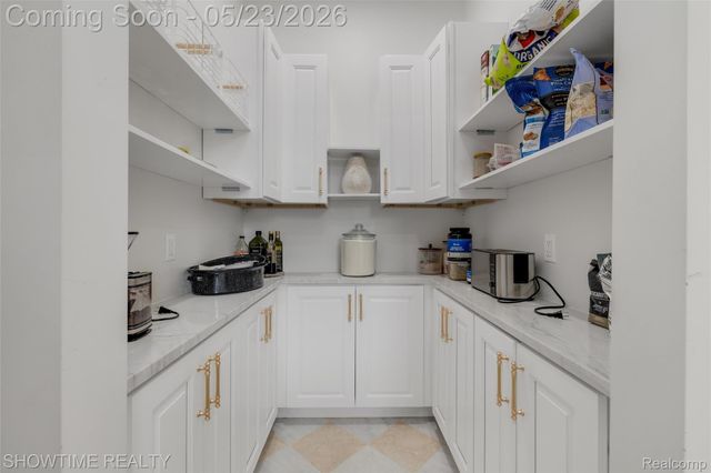 4805 Woodland Hills Drive, Oakland Charter Township, MI 48306