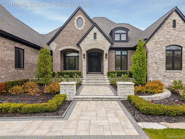 4805 Woodland Hills Drive, Oakland Charter Township, MI 48306