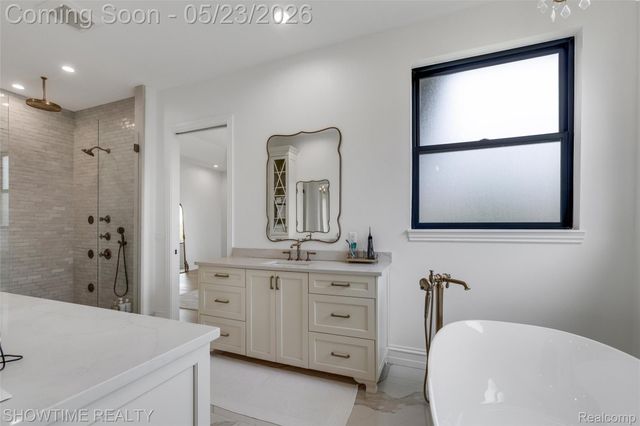 4805 Woodland Hills Drive, Oakland Charter Township, MI 48306