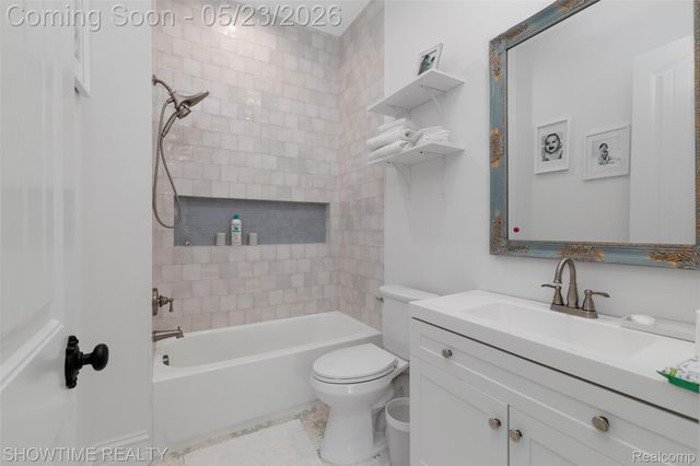 4805 Woodland Hills Drive, Oakland Charter Township, MI 48306