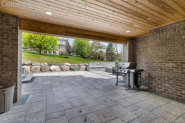 4805 Woodland Hills Drive, Oakland Charter Township, MI 48306
