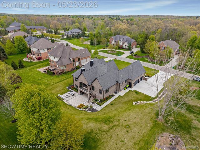 4805 Woodland Hills Drive, Oakland Charter Township, MI 48306