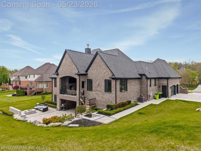 4805 Woodland Hills Drive, Oakland Charter Township, MI 48306