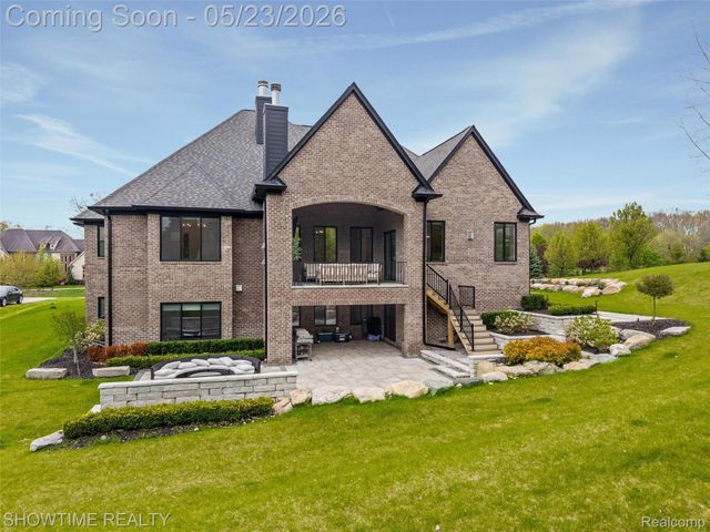 4805 Woodland Hills Drive, Oakland Charter Township, MI 48306
