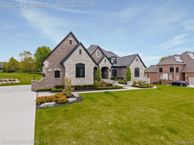 4805 Woodland Hills Drive, Oakland Charter Township, MI 48306