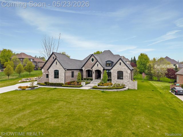 4805 Woodland Hills Drive, Oakland Charter Township, MI 48306