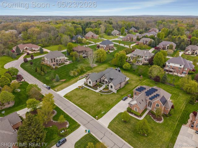 4805 Woodland Hills Drive, Oakland Charter Township, MI 48306