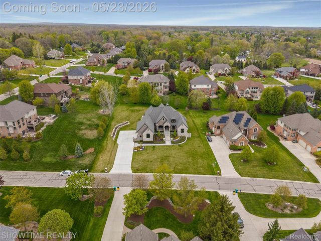 4805 Woodland Hills Drive, Oakland Charter Township, MI 48306