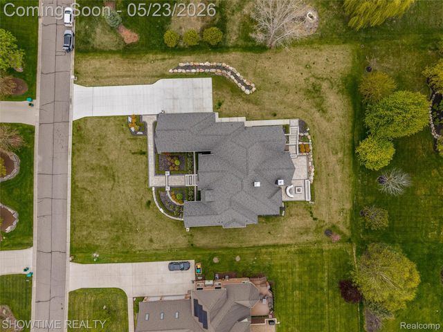 4805 Woodland Hills Drive, Oakland Charter Township, MI 48306
