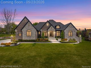 4805 Woodland Hills Drive, Oakland Charter Township, MI 48306