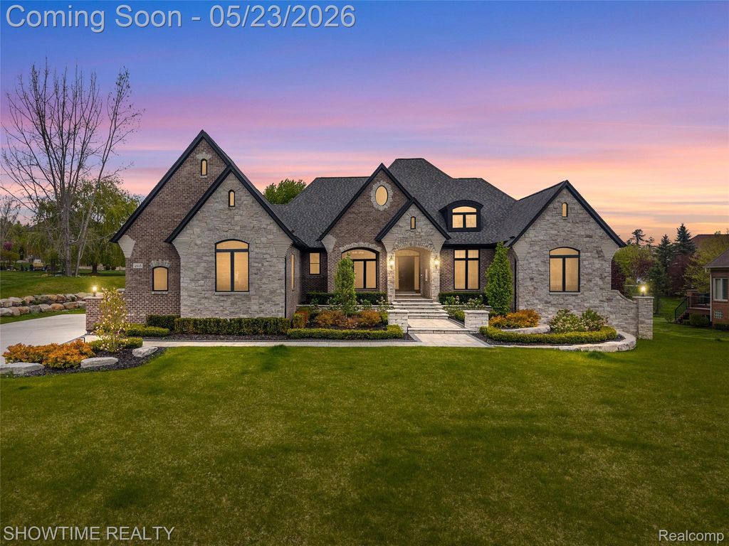 4805 Woodland Hills Drive, Oakland Charter Township, MI 48306