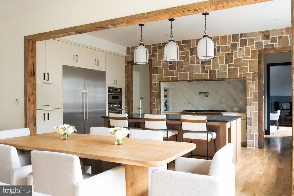 Image 10 of property listing at 4283 38TH ST N, Arlington, VA 22207