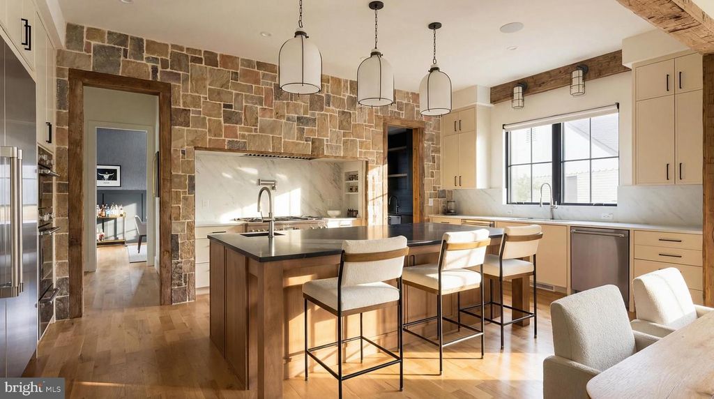 Image 11 of property listing at 4283 38TH ST N, Arlington, VA 22207