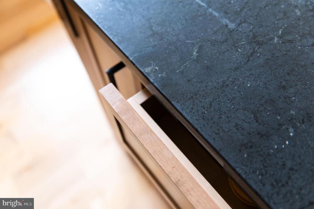 Image 12 of property listing at 4283 38TH ST N, Arlington, VA 22207