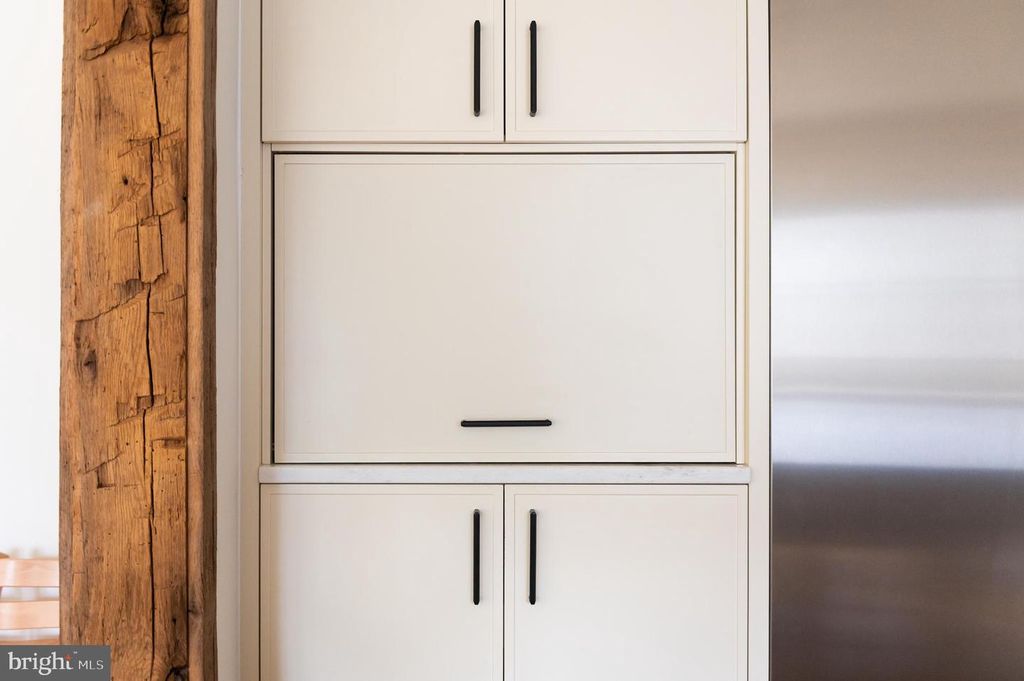 Image 14 of property listing at 4283 38TH ST N, Arlington, VA 22207