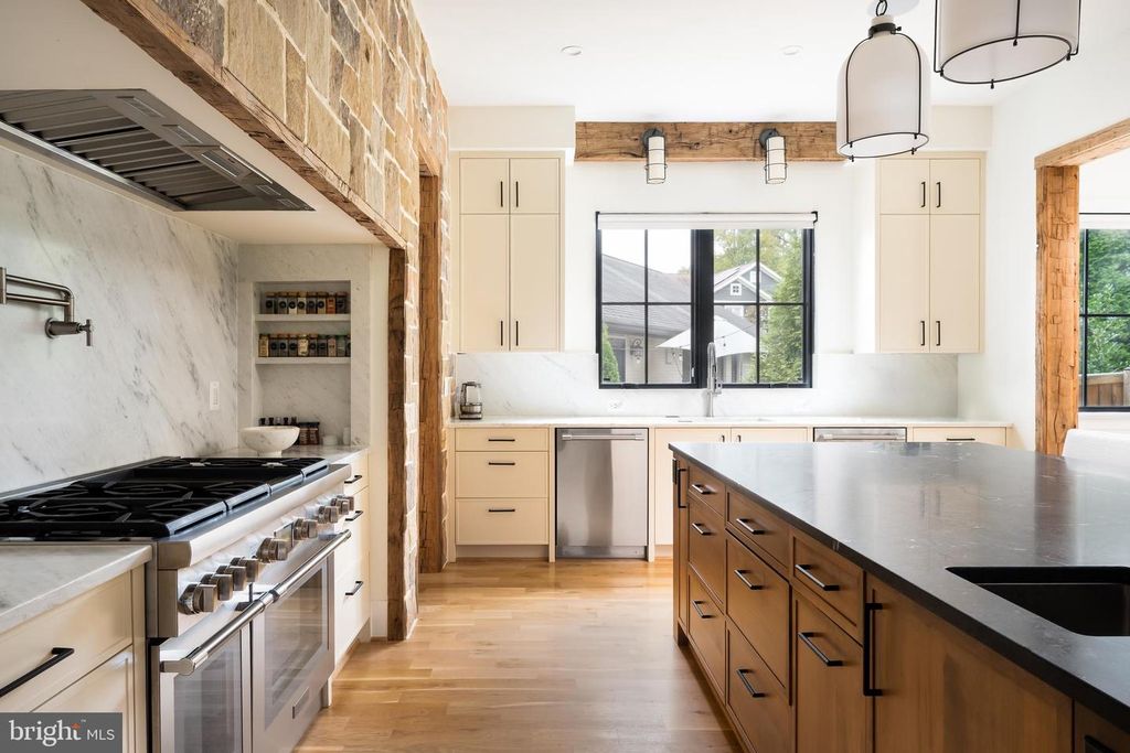 Image 15 of property listing at 4283 38TH ST N, Arlington, VA 22207