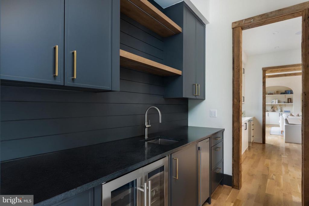 Image 16 of property listing at 4283 38TH ST N, Arlington, VA 22207