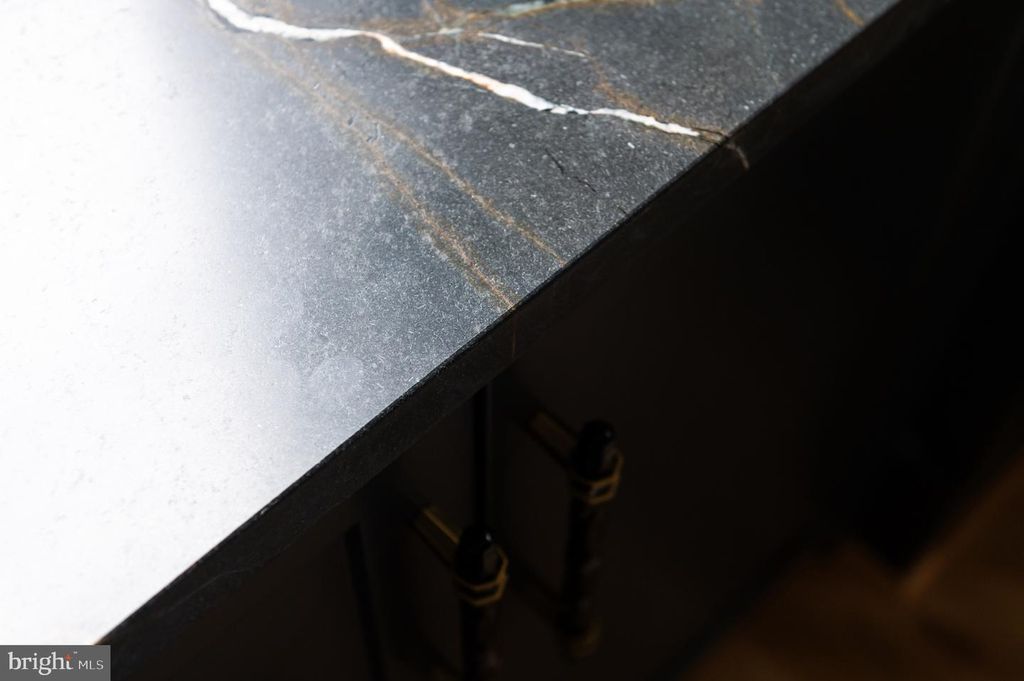 Image 18 of property listing at 4283 38TH ST N, Arlington, VA 22207