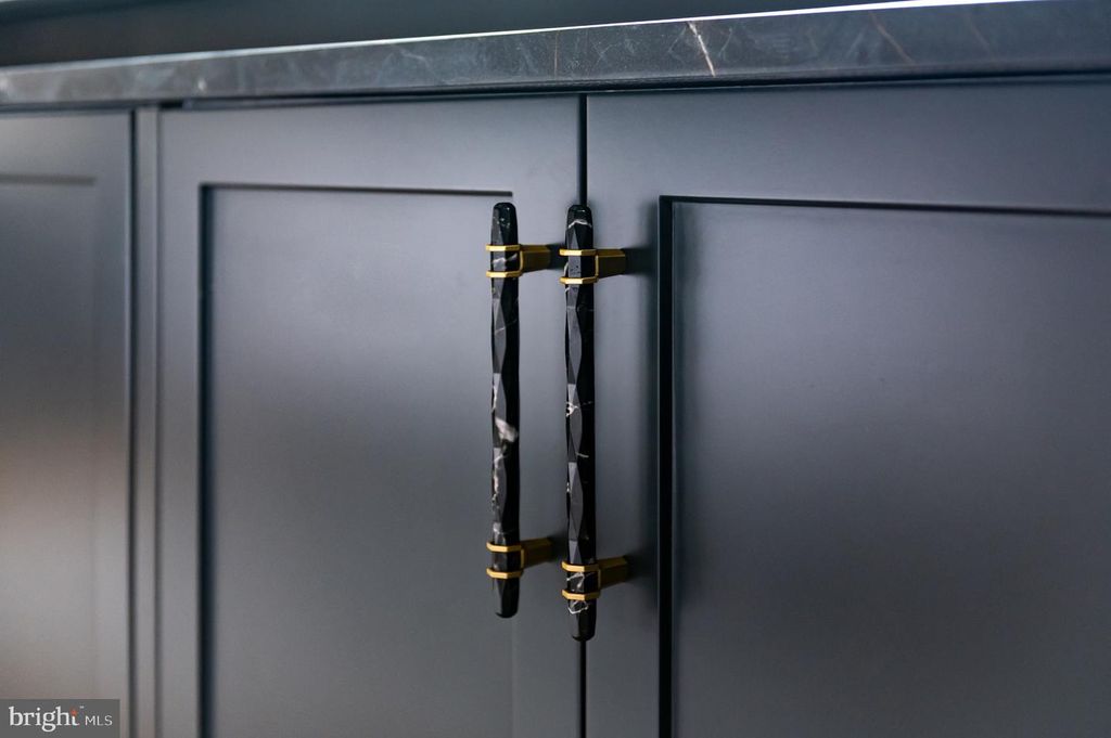 Image 19 of property listing at 4283 38TH ST N, Arlington, VA 22207