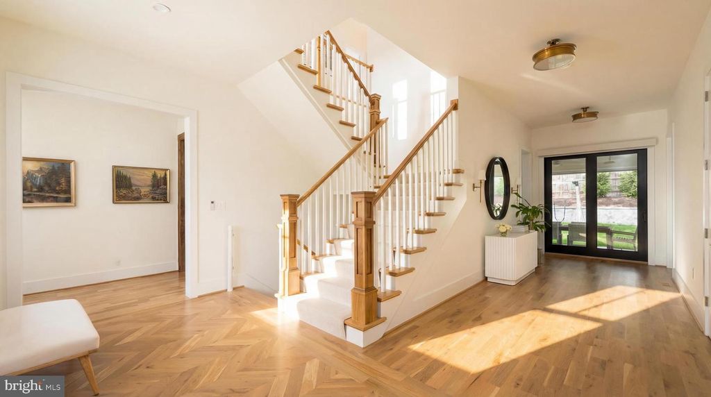 Image 2 of property listing at 4283 38TH ST N, Arlington, VA 22207