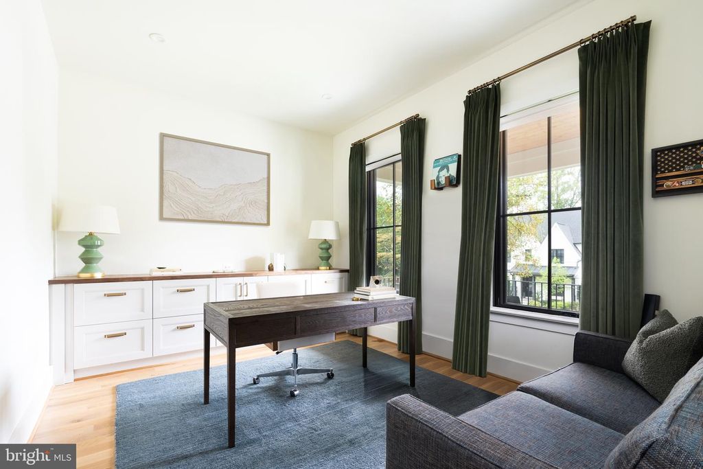 Image 22 of property listing at 4283 38TH ST N, Arlington, VA 22207