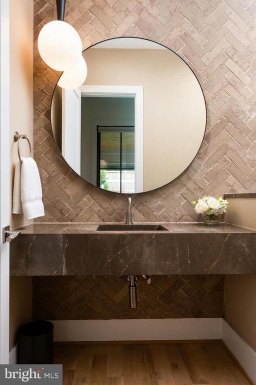 Image 23 of property listing at 4283 38TH ST N, Arlington, VA 22207