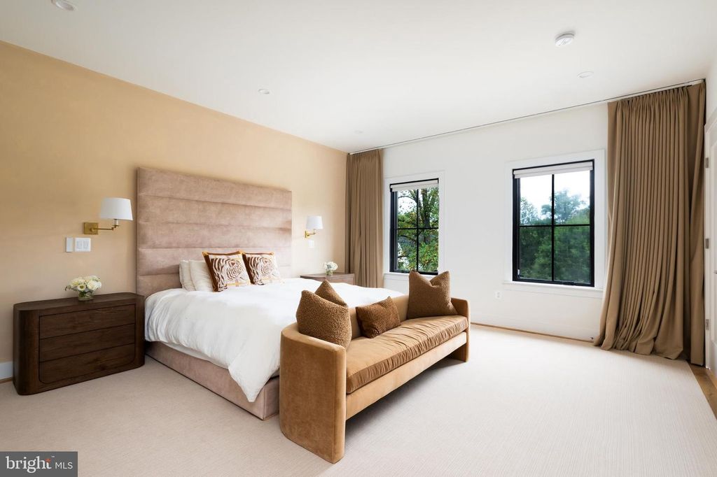 Image 26 of property listing at 4283 38TH ST N, Arlington, VA 22207