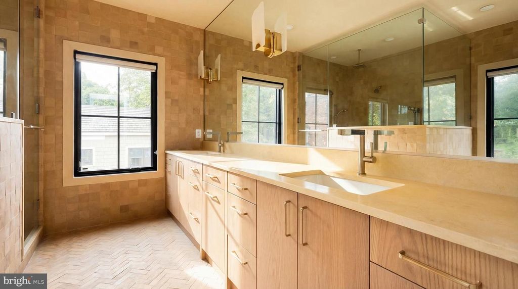 Image 28 of property listing at 4283 38TH ST N, Arlington, VA 22207