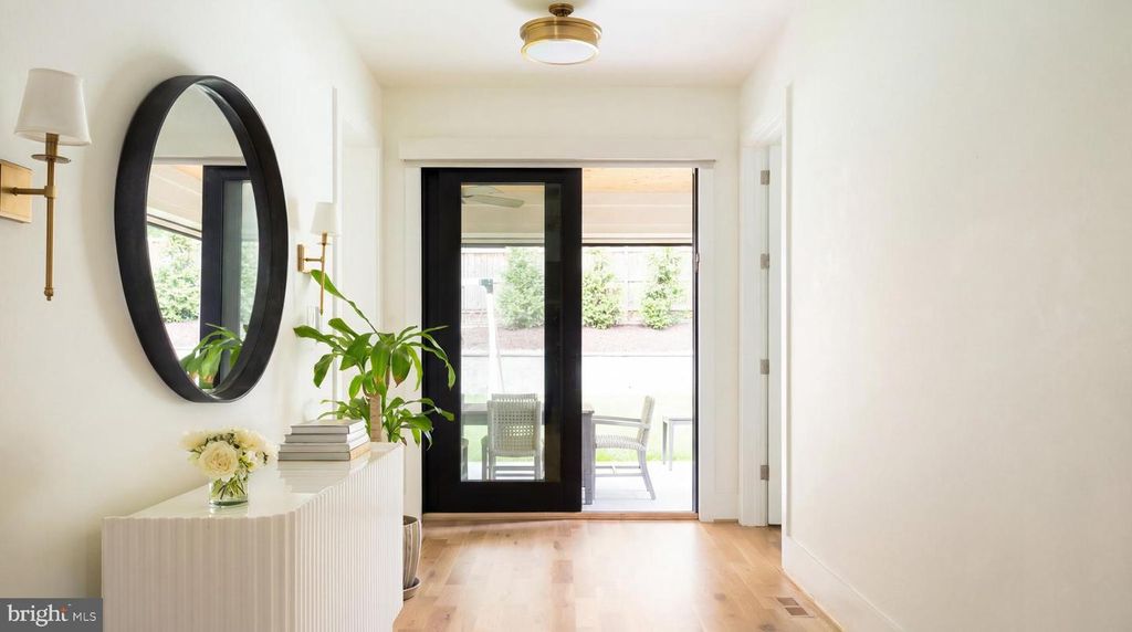 Image 3 of property listing at 4283 38TH ST N, Arlington, VA 22207