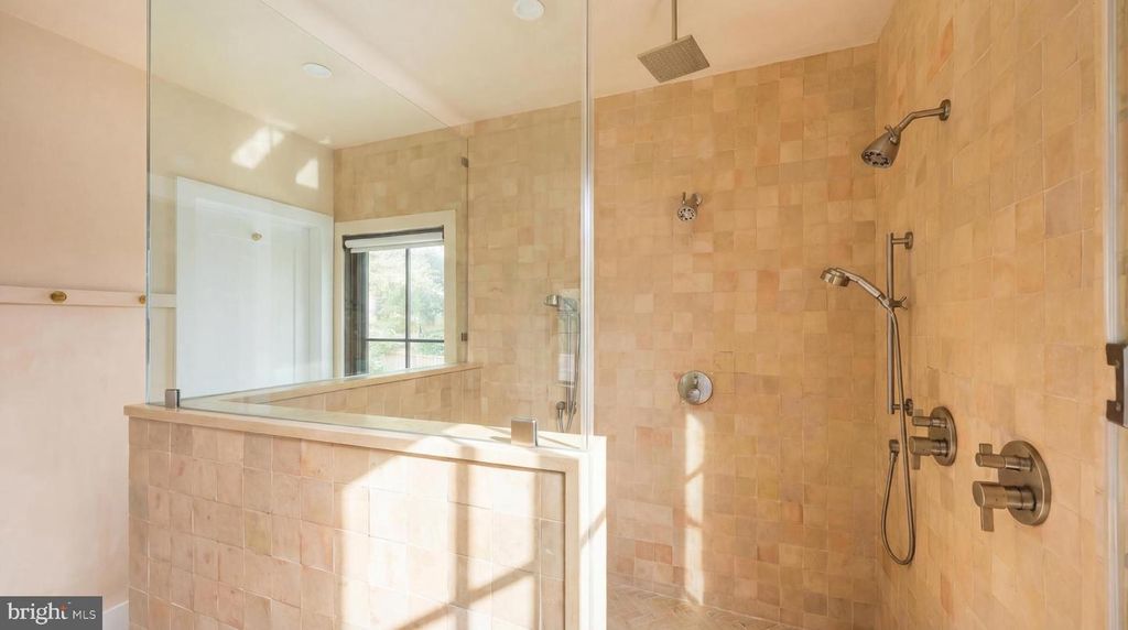 Image 31 of property listing at 4283 38TH ST N, Arlington, VA 22207