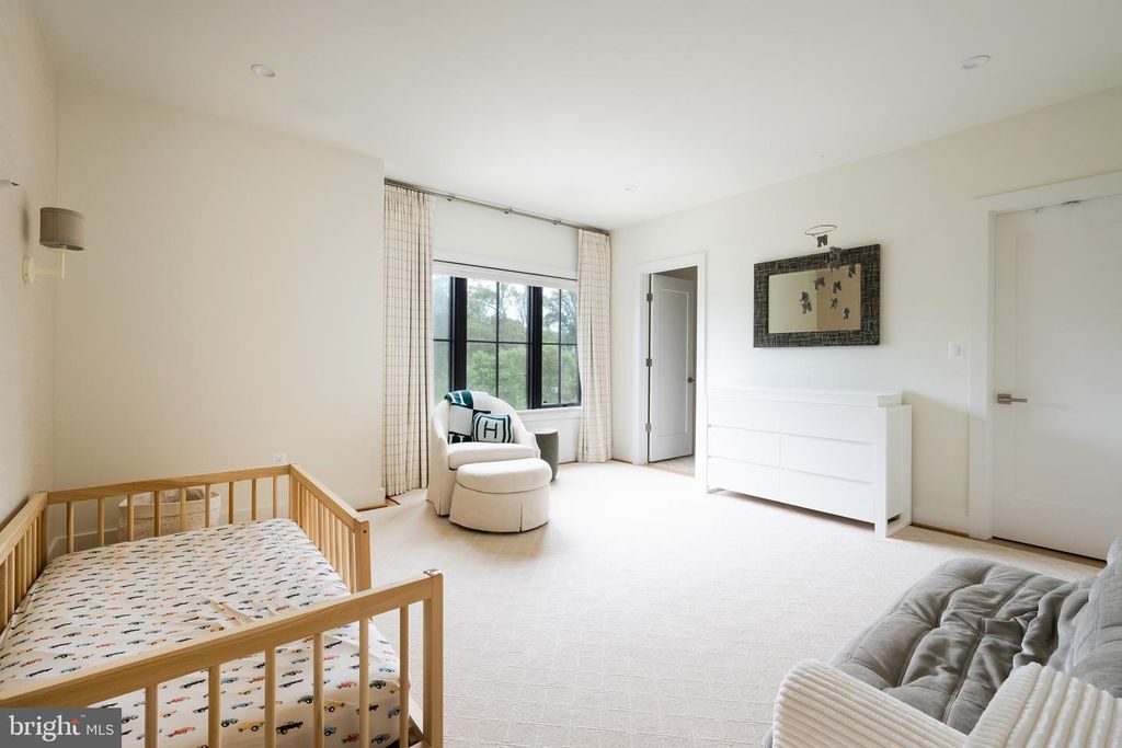 Image 35 of property listing at 4283 38TH ST N, Arlington, VA 22207