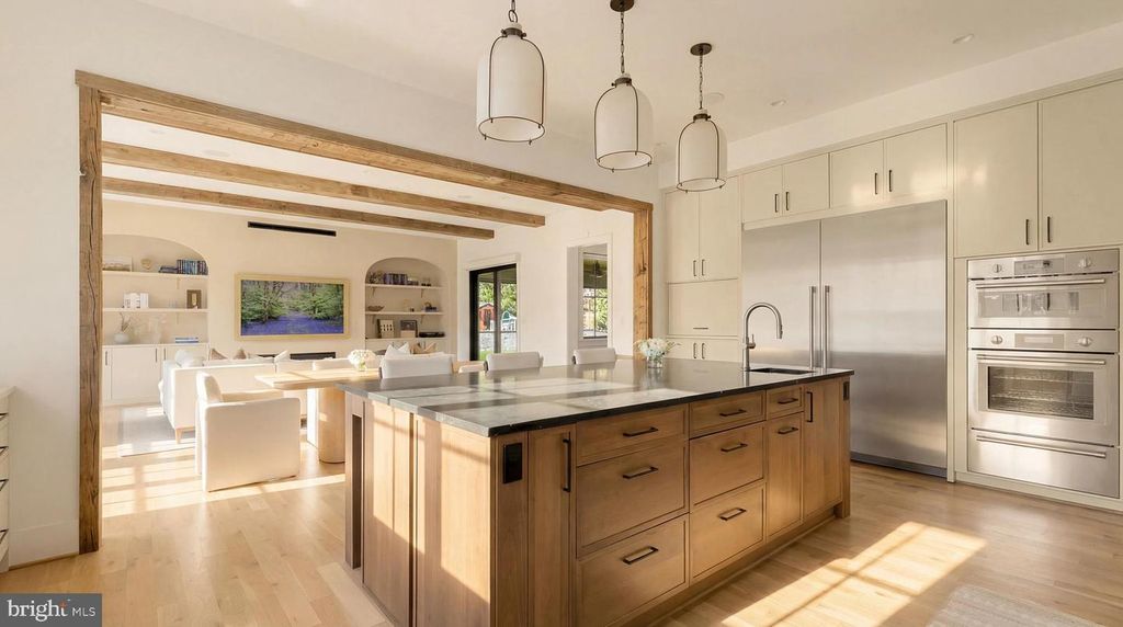 Image 5 of property listing at 4283 38TH ST N, Arlington, VA 22207