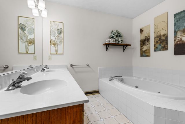 7467 Mccurry Road, Roscoe, IL 61073