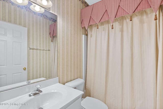 10407 Forest Garden Ln, Louisville, KY 40223